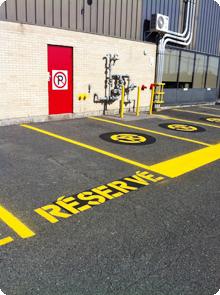 Projet commerce de Montréal - enlèvement d'encienne peinture de stationnement et retraçage de lignes et pictogrammes