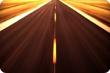 image d'une route pav&eacute;e et lignes double jaunes
