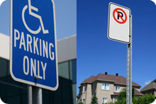 pictogramme de personne handicap&eacute;e en peinture bleu indiquant un espace r&eacute;serv&eacute;