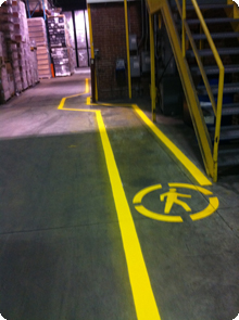 Pictogramme et lignage d'espaces sécuritaires dans une usine de Laval