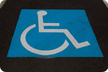 pictogramme de personne handicap&eacute;e en peinture bleu indiquant un espace r&eacute;serv&eacute;